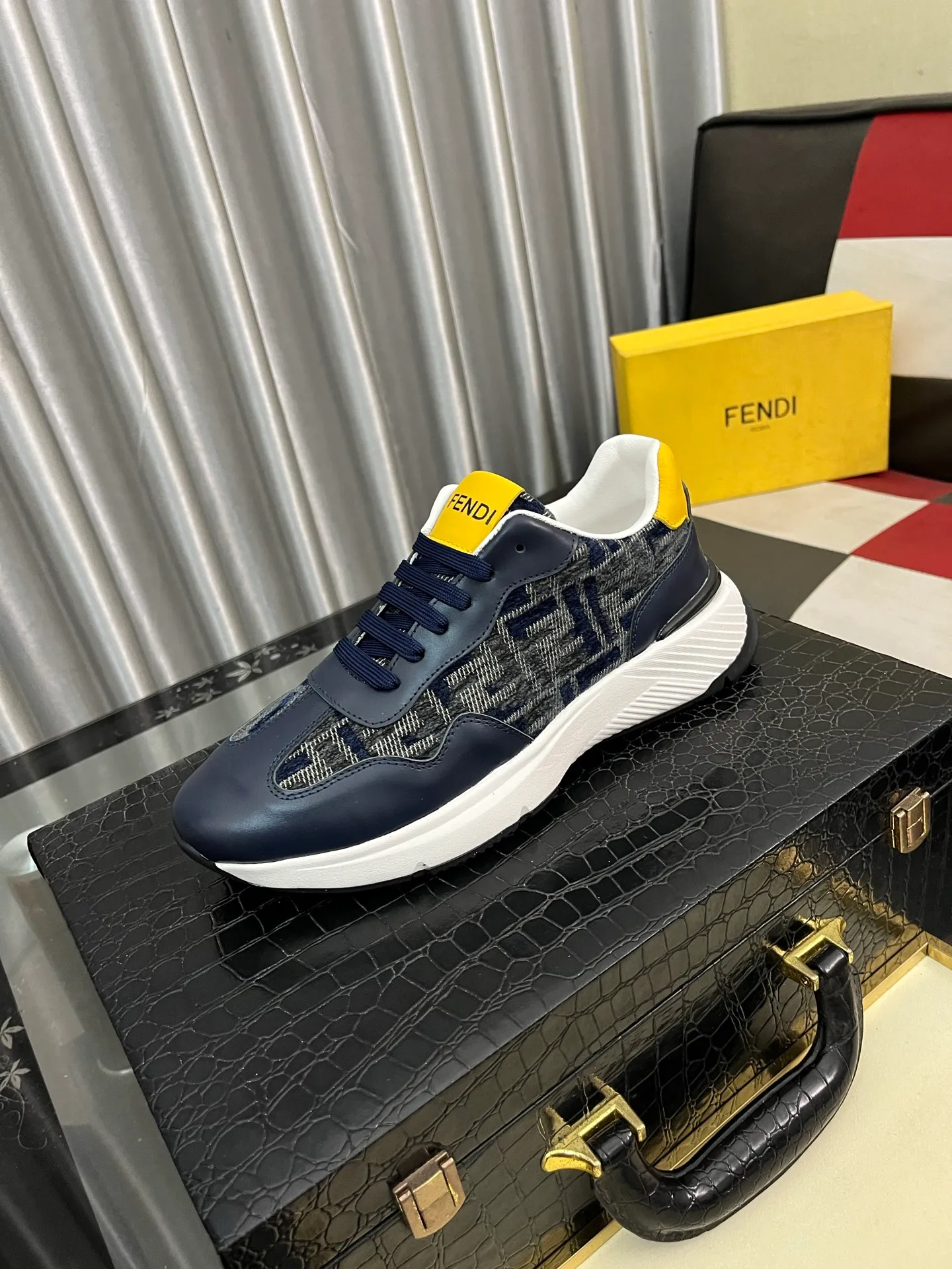 Men's Men's Shoes💰458⌚️⌚️[Fendi] Fendi's latest casual shoes for men! Available at counters simultaneously! A one-to-one replica of the original. Made entirely of imported top-grain calfskin, the interior is made of top-grain water-dyed cowhide, and the original factory-supplied rubber outsole. Leading new fashion concepts. Matching code: 38-443️⃣Colors available